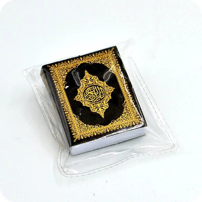 سلسلة مفاتيح صغيرة على شكل قرآن